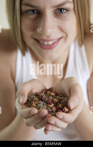 Frau mit ihren Händen voller Potpourri. Stockfoto