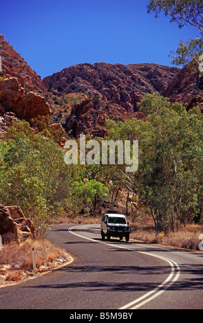 Eine vier-Rad-Antrieb-Auto macht seinen Weg entlang der kurvenreichen Straße in Standley Chasm Western Macdonnell Ranges Stockfoto