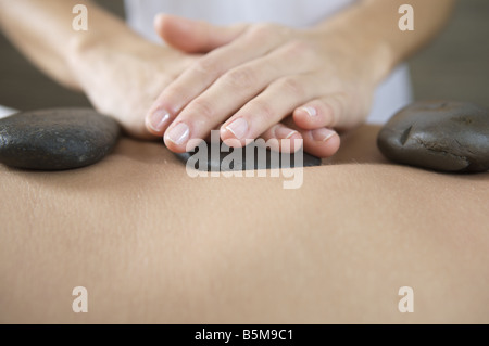 Nahaufnahme eines Mannes erhalten eine Stone-Massage. Stockfoto