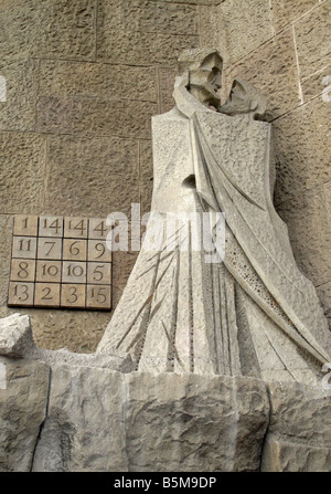 Judaskuss von Verrat und Kryptogramm Code Platz am Haupteingang der Kathedrale Gaudis La Sagrada Familia Barcelona, Spanien Stockfoto