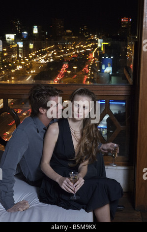 Ein paar trinken Champagner auf dem Balkon. Stockfoto