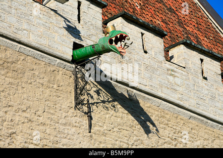 Nahaufnahme einer mittelalterlichen Drachen - vorangegangen Gargoyle auf das Gesicht der Stadt Halle in Tallinn, Estland Stockfoto