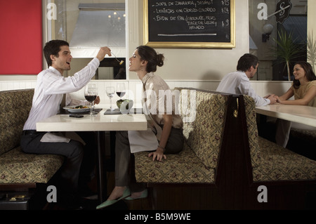 Paare, die eine Mahlzeit genießen. Stockfoto