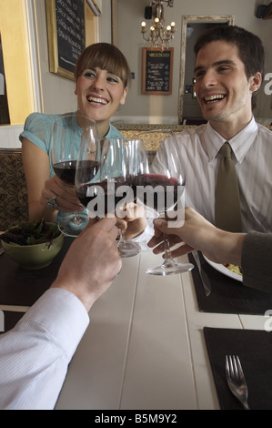 Ein vier Weg toast mit Rotwein Stockfoto