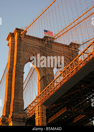 Brooklyn Bridge Sonnenuntergang amerikanische Flagge nachschlagen Stockfoto