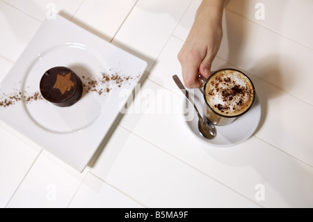 Eine Tasse Kaffee mit einer Schokoladen-Tarte. Stockfoto