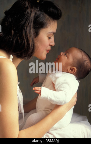 Teenager-Mädchen mit jungen Baby kleben Stockfoto