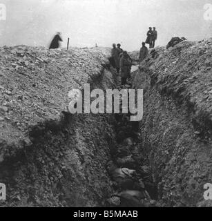 2 G55 W1 1915 20 Toten deutschen Soldaten im Schützengraben 1915 Geschichte Weltkrieg Western Front Tote deutsche Soldaten in einem Graben nach Stockfoto