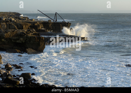 Stürmischer See bei Portland Bill, mit Bootskran Stockfoto