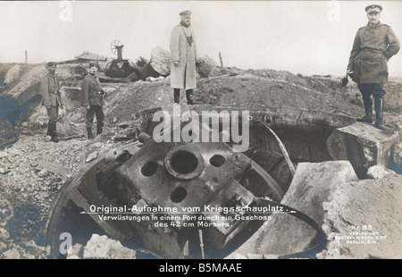 2 G55 W1 1915 23 beschädigte deutsche position WWI c 1915 Geschichte Weltkrieg Western Front Trench Warfare deutsche Soldaten in einem Fortif Stockfoto