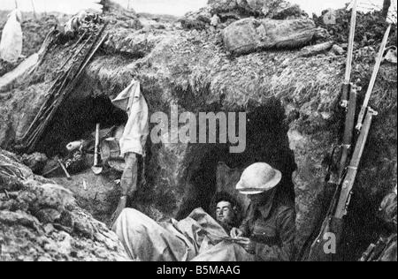 Britische Soldaten im Graben WWI 1915 Geschichte Weltkrieg Western Front Trench Warfare britische Soldaten in einem Graben Foto c 1915 Stockfoto