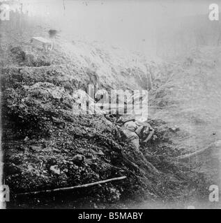 2 G55 W1 1916 26 deutsche Soldaten in Aktion Geschichte WWI Western Front Trench Warfare Körper getötet der deutschen Soldaten in getötet einem Stockfoto