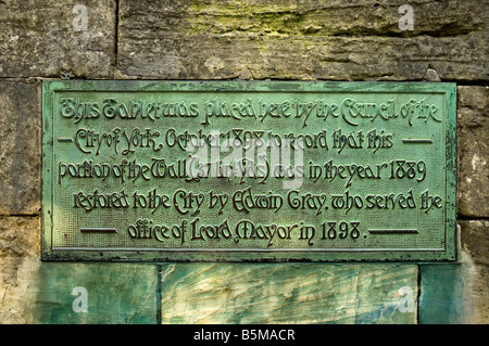 Plaque an den Stadtmauern schließen York North Yorkshire England Großbritannien GB Großbritannien Stockfoto