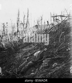 2 G55 W1 1917 4 Körper eines deutschen Soldat Foto C 1917 Geschichte WWI Western Front Körper eines deutschen Soldaten nach der Schlacht auf Stockfoto