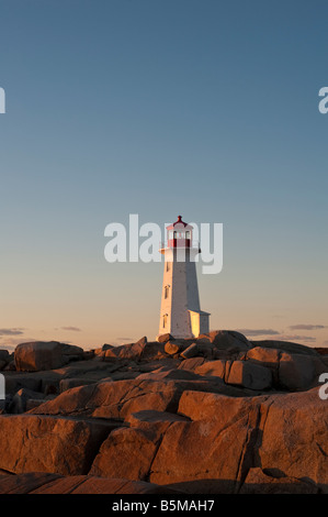 Der Leuchtturm bei Peggy s Cove Nova Scotia Kanada mit Sedimentgesteinen bei Sonnenuntergang auf der St. Margarets Bay St. Margarets bay Stockfoto