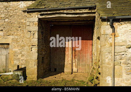 Steinerne Scheunentür Grassington Upper Wharfedale North Yorkshire Dales National Park England Vereinigtes Königreich GB Großbritannien Stockfoto