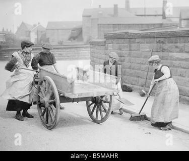 2 G55 W2 1916 England Frauen Reinigung der Straßen 1916 Geschichte des 1. Weltkrieges Kriegswirtschaft England Frauen Reinigung der Straßen in Ches Stockfoto