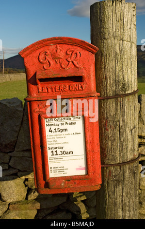 Alten Briefkasten auf Holzpfosten Upper Wharfedale North Yorkshire England UK United Kingdom GB Great Britain Stockfoto