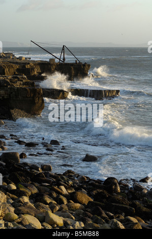 Stürmischer See bei Portland Bill, mit Bootskran Stockfoto