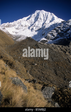 Mt Salcantay in Cordillera Vilcabamba-Bereich, von Sisaypampa, Inka-Trail, Peru gesehen Stockfoto