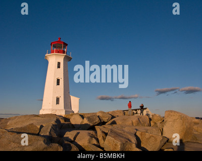 Der Leuchtturm bei Peggy s Cove Nova Scotia Kanada mit Sedimentgesteinen bei Sonnenuntergang auf der St. Margarets Bay St. Margarets bay Stockfoto