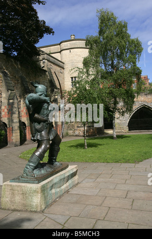 Stadt von Nottingham, England. Die James Woodford geformt, Robin Hood-Statue, die in der Nähe von Nottingham Castle steht. Stockfoto