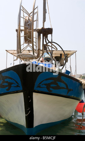 Nationalen Zypern Angelboote/Fischerboote im Hafen von Aiga Napa Detail der net Winde und blau weißen Schiff Bug mit Delphin Bilder Stockfoto