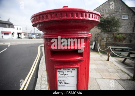 Eine traditionelle englische, britische Briefkasten auf der Straße in Penzance, Corwall im Westen von England. Stockfoto