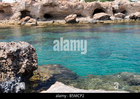 Agia Napa Zypern Korallen Küstenblick Linie der Höhlen Stockfoto