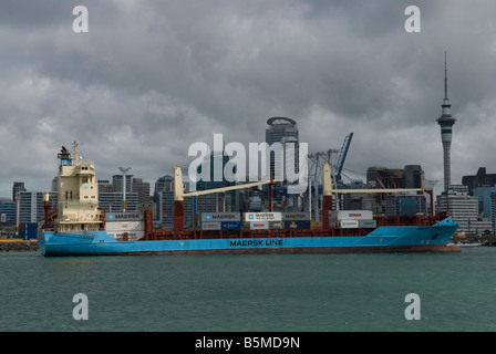 Die Maersk Fukuoka, ein Containerschiff in den Hafen von Auckland, Nordinsel, Neuseeland. Schiffe Container zwischen Neuseeland und Pazifische Inseln. Stockfoto