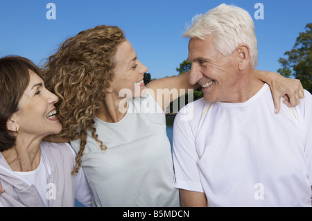 Ein älteres Ehepaar mit einer Frau Stockfoto
