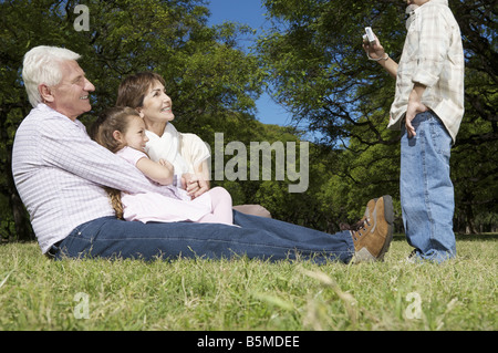 Ein Junge unter Bild von einem älteren Ehepaar mit einem Mädchen Stockfoto