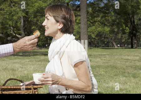 Ein Mann eine ältere Frau Fütterung Stockfoto