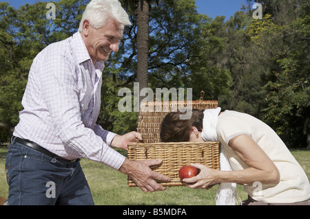 Frau in einem Picknickkorb Erbrechen Stockfoto