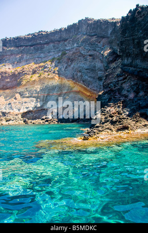 Felsformationen an der Küste von Pantelleria Island, Sizilien, Italien. Stockfoto