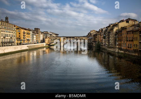 Mit Blick auf den Fluss Arno in Richtung der Brücke Ponte Vecchio in Florenz, Italien Stockfoto