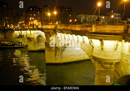 Paris Pont Neuf Brücke bei Nacht Stockfoto