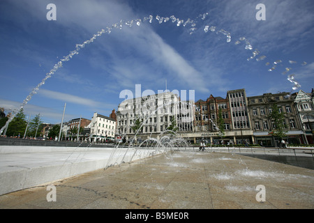 Stadt von Nottingham, England. Gustafson Porter saniert Altmarkt Wasserbrunnen mit Schmiede Zeile im Hintergrund Stockfoto