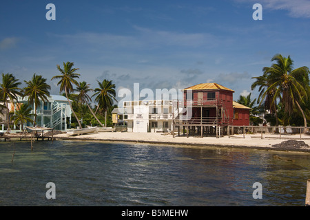 CAYE CAULKER BELIZE - Hotels und Wohnungen am Strand Stockfoto