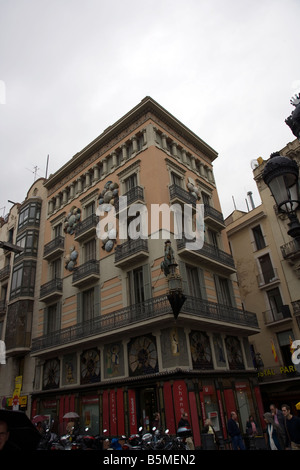 Barcelona Ramblas Art Deco Drachen mit Laterne Schirm Shop hängt an einer Hausfassade Stockfoto