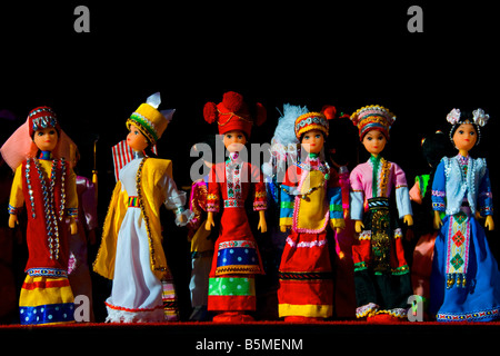 Sommerpalast Beijing China Figuren tragen traditionelle Kleidung zum Verkauf Stockfoto