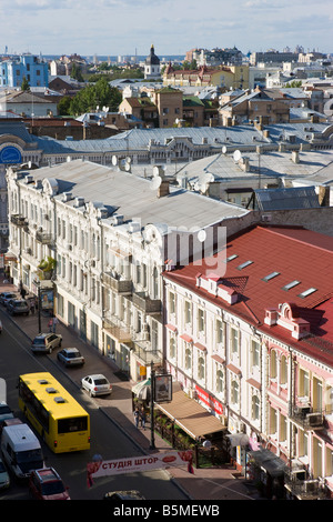 Erhöhten Blick entlang einer belebten Straße in der Waterfront Distrikt Podil, Kiew, Ukraine, Osteuropa Stockfoto
