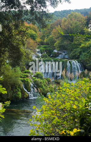 Fußgängerbrücke über die Skradinski Buk Wasserfälle auf dem Fluss Krka in Herbstsonne Krka Nationalpark Dalmatien Kroatien Europa Stockfoto