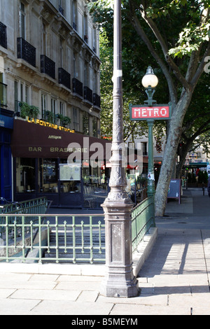 Eingang zur St. Michel Metro Station, Paris Stockfoto