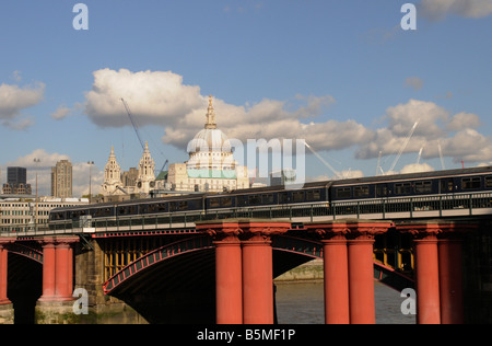 Trainieren Sie, überqueren Blackfriars Bridge London UK Stockfoto