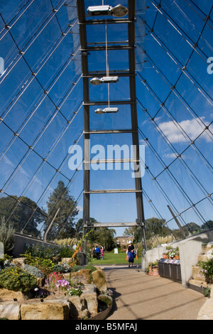 Die Davies Alpine House ein neues Gewächshaus in den Royal Botanic Gardens Kew Richmond Surrey England Großbritannien GB UK Stockfoto