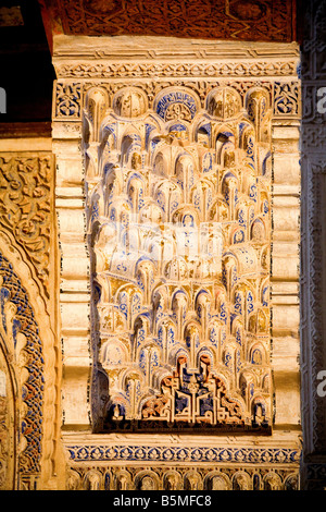 Detail von Arabeske auf einer Säule in La Alhambra, Granada, Spanien. Stockfoto