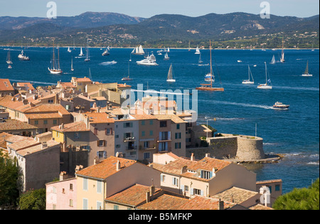 Ein Blick über die Dächer von Saint Tropez / Côte d ' Azur / Provence / Südfrankreich bis in die Bucht von Saint-Tropez Stockfoto