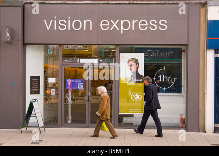 Vision Express Optiker Verkauf von Brillen und Kontaktlinsen mit Passanten vorbei in Lowestoft, Suffolk, Uk Stockfoto