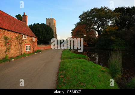 Der Ententeich und Kirche am alten Hunstanton, Norfolk, England. Stockfoto